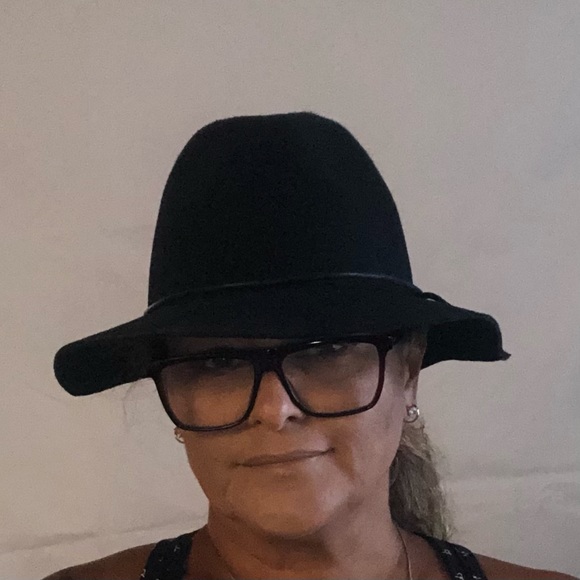 Black short floppy hat - Picture 3 of 11